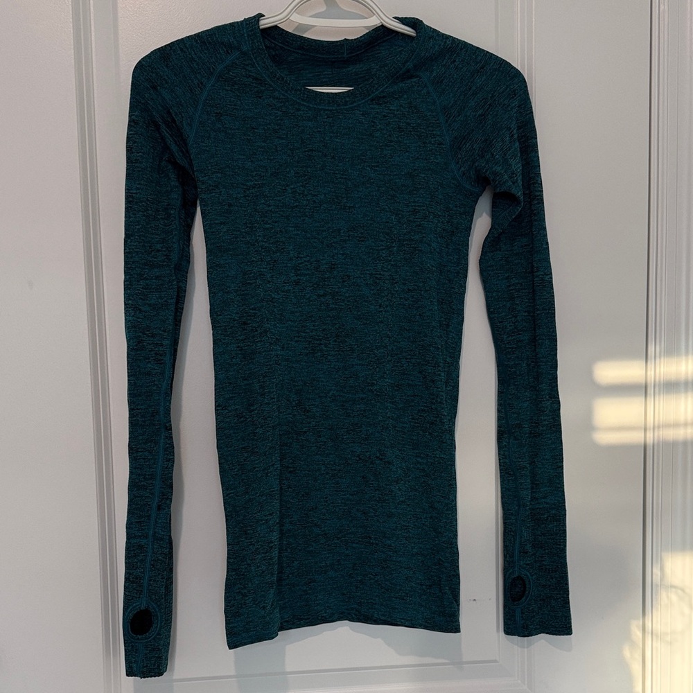 Lulu lemon swiftly tech long sleeve shirt. Hip length. Size 4. Good as new.